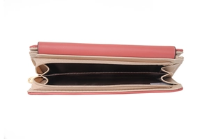 Détail du portefeuille accordéon rose et beige avec compartiments cartes et poche zippée