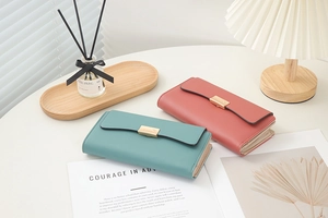 Détail de portefeuilles longs en cuir avec boucle en métal et design intérieur multicouche
