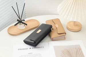 Détail de portefeuilles longs en cuir PU mat noir et kaki avec boucles en métal doré