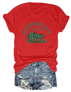 Détail du t-shirt rouge sapin de Noël avec imprimé Griswold's Tree Farm et short en jean
