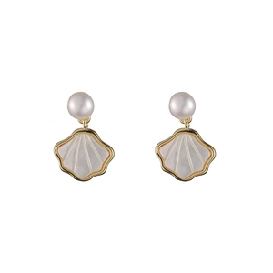 Elegant S925 silver shell and pearl drop earrings for women with fan shaped design