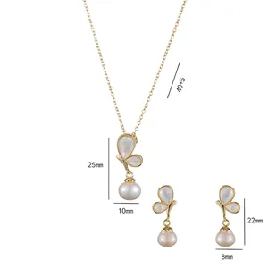 Set elegante con farfalla in madreperla e perle, collana e orecchini finitura dorata