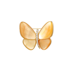 Detalle de broche de mariposa dorada con alas de nácar natural y circonitas