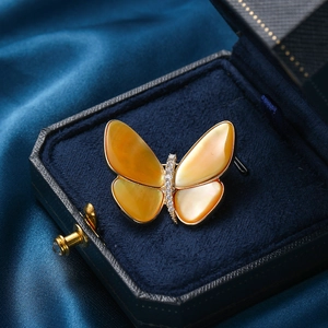 Elegante broche de mariposa con nácar natural y detalles de circonitas brillantes