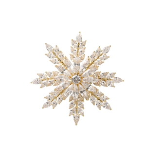 Vue détaillée d'une broche flocon en or 18 carats avec des zircons scintillants de taille marquise
