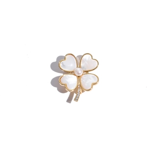 Vue détaillée de la broche fleur à quatre feuilles en nacre blanche et perle centrale
