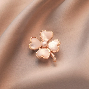 Broche trèfle à quatre feuilles en nacre avec perle sur tissu en soie champagne