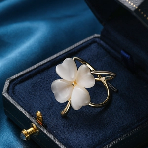Bague ouverte dorée élégante ornée d'un trèfle à quatre feuilles en œil de chat