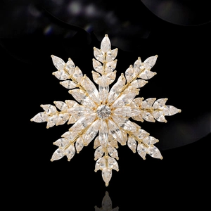Broche flocon de neige rotative dorée avec des cristaux marquise étincelants