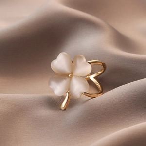 Broche trèfle à quatre feuilles avec pierres œil-de-chat roses sur anneau doré