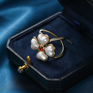 Elegant four-leaf clover brooch scarf buckle with white heart pearls and red gemstone