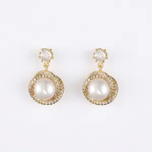 Orecchini eleganti in argento 925 con perle d'acqua dolce e accenti di zirconi a stella