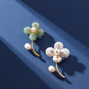 Natural Baroque Pearl Flower Brooch Pin Elegant Brass Rhinestone Floral Bouquet Accessory For Women Fashion Jewelry