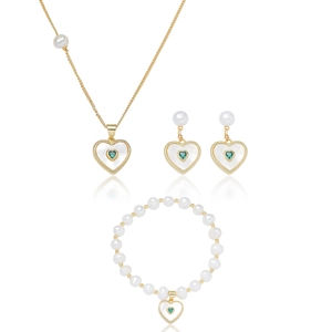 Detail des Schmucksets mit Herz-Muschelanhängern und Süßwasserperlen auf Goldkette
