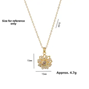 Collana con ciondolo a girasole dorato con petali in zircone su sfondo bianco