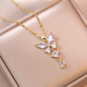 Gros plan du collier papillon doré serti de zircons aux tailles multiples