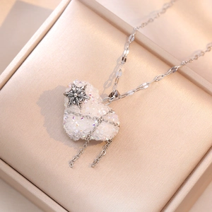 Collier à pendentif cœur argenté élégant avec zircon et étoile dans une boîte à bijoux