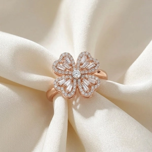 Makro-Ring in Roségold mit Kleeblatt-Herz-Design und Diamanten auf Seidenhintergrund