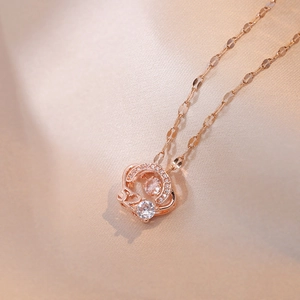 Elegante collar con colgante de corona 520 de oro rosa y piedra en satén rosa