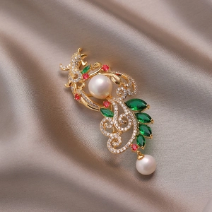 Eleganter Phönix-Brosche mit roten und grünen Kristallen, weißen Perlen auf Seide