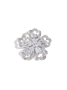 Détail de broche fleur en zircon argenté avec découpes en cœur et pierres taille poire