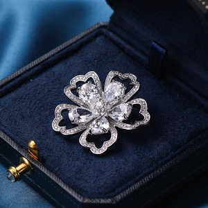 Spilla fiore in zircone con pietre a goccia in una scatola per gioielli in velluto