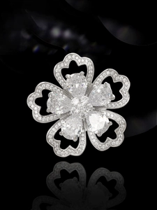 Vue détaillée d'une broche fleur en zircon argenté avec des pétales en forme de cœur