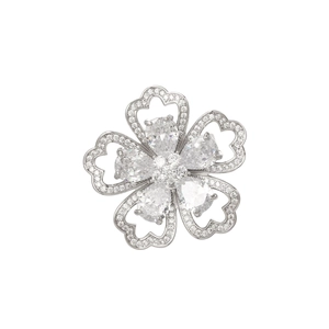 Vue macro d'une broche fleur en zircon avec pierres en poire et pétales ajourés en forme de cœur