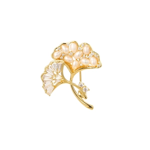Dettaglio della spilla a foglia di ginkgo dorata con perle e zirconi brillanti