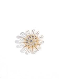 Détail de la broche marguerite avec perles en goutte et centre en cristal brillant