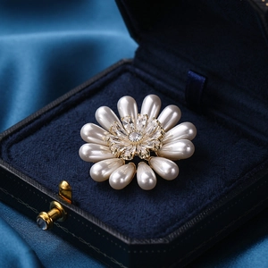 Broche marguerite élégante avec perles blanches et zircons dans un écrin à bijoux