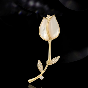 Elegante tulp speld met gouden plating, natuurlijke parelmoer blaadjes en kristallen