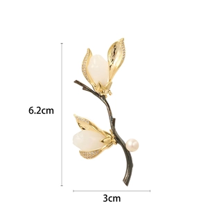 Broche fleur de magnolia élégante avec pétales en jade Hetian et perles de culture