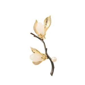 Détail de la broche magnolia avec zircons incrustés, jade blanc et perle