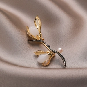 Broche magnolia élégante avec jade Hetian, cristaux étincelants et détail de perle blanche