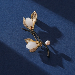 Broche Fleur De Magnolia Élégante Rétro Alliage Faux Jade Süßwasserperle Zircon Pavé Épingle Florale Pour Femmes