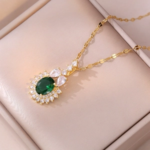 Elegante collana d'oro con pendente ovale in zircone verde smeraldo e cristalli bianchi