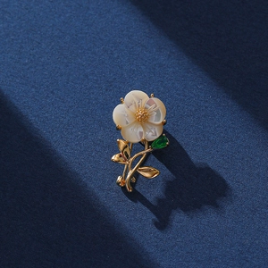 Elegant Shell Flower Brooch Gold Plated Copper With Green Zircon For Women Vintage Floral Fashion Jewelry Apparel Accessory Gift