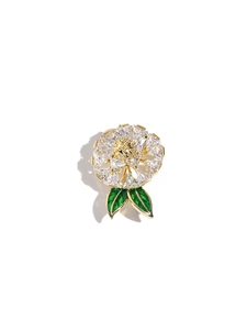 Dettaglio della spilla a fiore con petali di zircone bianco e foglie di smalto verde