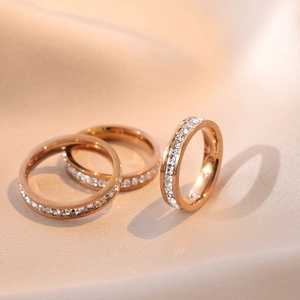 Ensemble de trois bagues éternité en or rose serties de pierres de zircone cubique