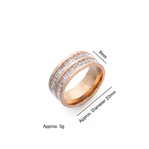 Bague en acier titane or rose sertie d'une double rangée de zircons carrés
