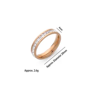 Bague en acier titane or rose de 4mm de large avec des pierres de zircone