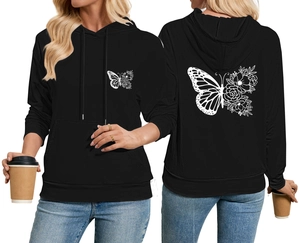 Détail du sweat à capuche avec motif papillon et fleurs sur la poitrine et le dos