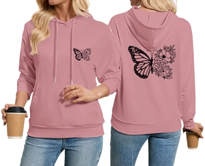Détail du sweat à capuche rose avec imprimé de papillons et fleurs en lignes