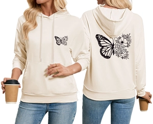 Détail d'un sweat à capuche crème avec imprimé élégant de papillons et fleurs