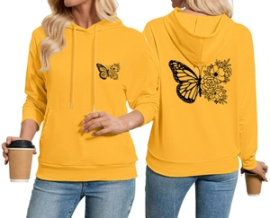 Détail du sweat à capuche jaune avec imprimé papillon et fleur, cordon et poche kangourou