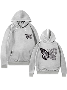 Détail d'un sweat à capuche gris avec imprimé papillon et fleur sur le devant et le dos