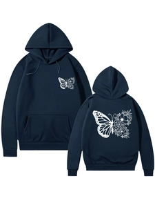 Détail du sweat à capuche bleu marine avec imprimés papillon et fleurs blancs au dos