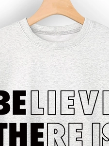 Dettaglio girocollo e stampa 'BELIEVE THERE IS' su felpa grigio melange di alta qualità