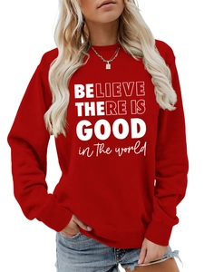 Dettaglio felpa rossa a girocollo con stampa bianca Believe There Is Good